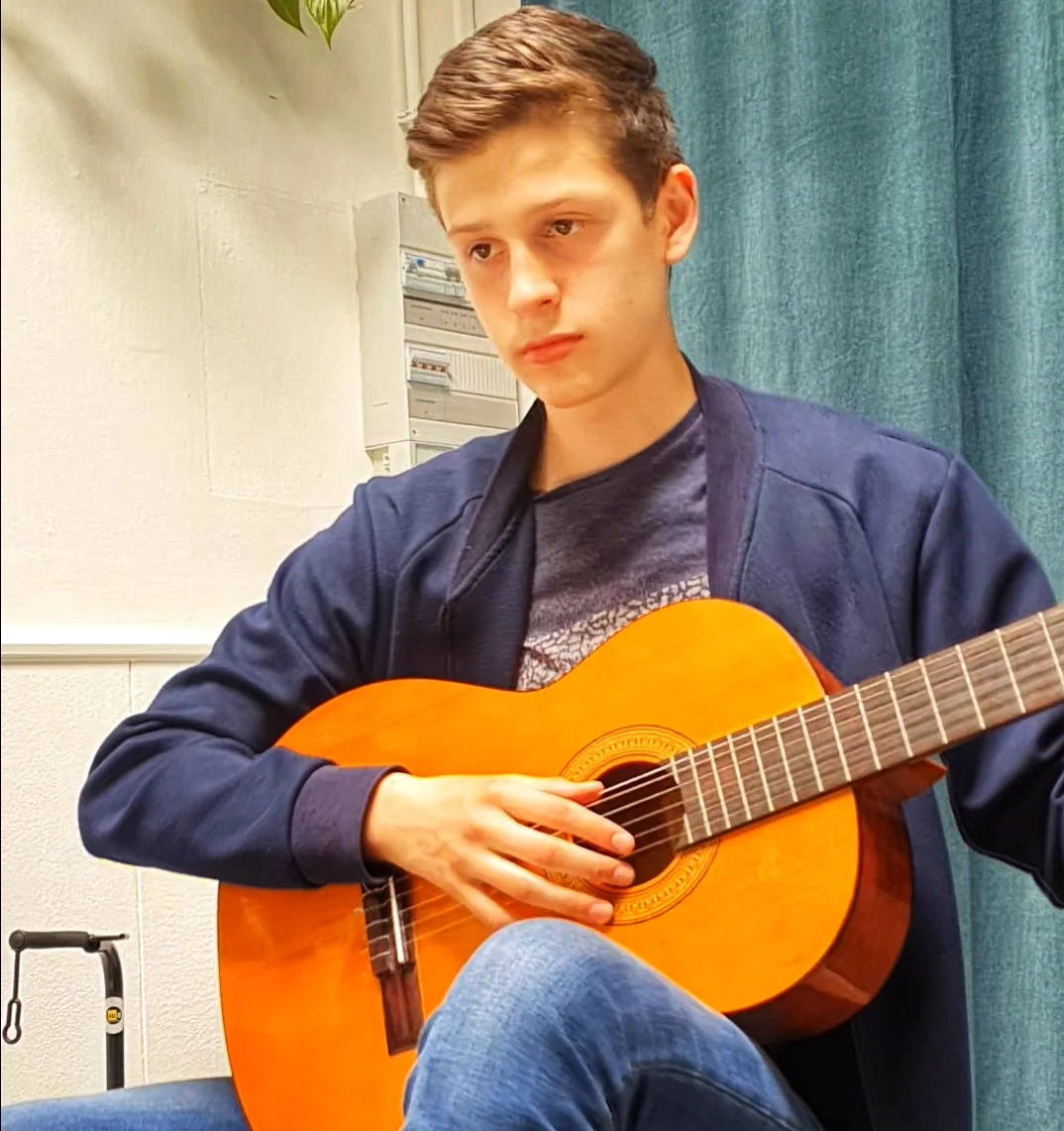 Joaquin speelt gitaar